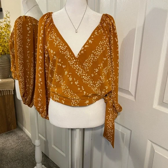 BCBG Ditsy Floral Crop Top Size L - Picture 2 of 8